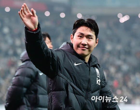 축구대표팀 미드필더 이강인(파리 생제르맹)이 자신의 국내 에이전시라고 허위 주장을 해왔다며 국내 광고 대행사를 상대로 법적 대응에 나섰다. 사진은 이강인이 지난해 11월 16일 오후 서울월드컵경기장에서 열린 대한민국과 싱가포르의 2026 월드컵 아시아지역 2차 예선 C조 조별리그 1차전이 끝나고 팬들에게 인사하고 있는 모습. [사진=정소희 기자]