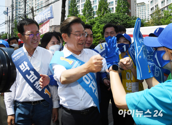 국회의원 보궐선거에서 인천 계양을에 출마한 이재명 더불어민주당 총괄선대위원장과 박남춘 인천시장 후보가 31일 인천시 남동구 모래내 시장을 방문해 선거운동원들에게 인사하고 있다. [사진=국회사진취재단]