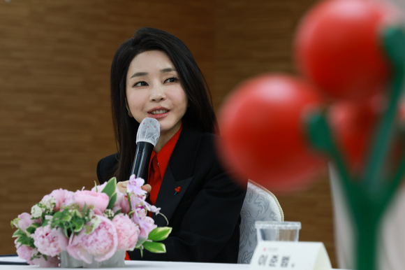 윤석열 대통령 부인 김건희 여사가 11일 서울 중구 사랑의열매 회관에서 열린 사회복지공동모금회 명예회장 추대식을 마친 후 나눔실천 기부자 간담회를 하고 있다. 2023.04.11. [사진=대통령실]