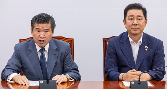  더불어민주당 김병기 원내대표가 19일 국회에서 제임스 김 주한 미국상공회의소(암참) 회장을 만나 인사말을 하고 있다. [사진=연합뉴스]