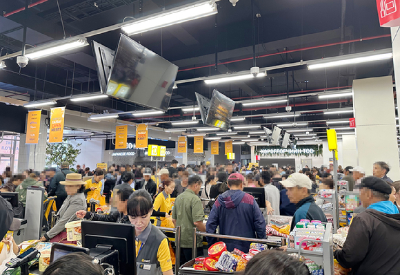 몽골 이마트 4호점 오픈 첫날 계산대에 사람들이 몰려 있다. [사진=이마트]