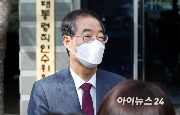 한덕수 국무총리 후보자가 5일 오전 서울 종로구 통의동 제20대 대통령직인수위원회에서 나온 뒤 취재진 질문에 답하고 있다. [사진=인수위사진기자단]