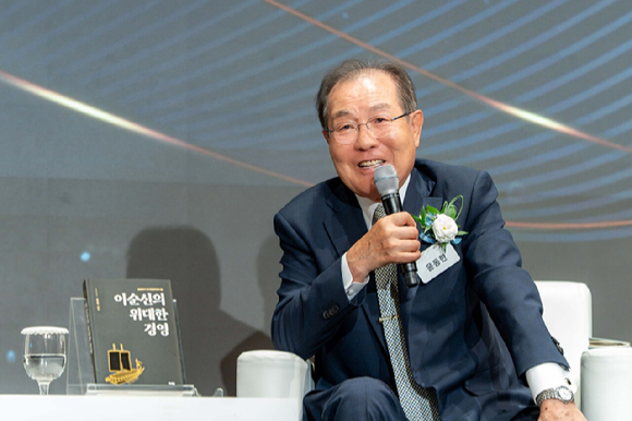윤동한 한국콜마 회장이 지난 25일 '이순신의 위대한 경영' 출판기념회에서 발언하고 있다. [사진=한국콜마]