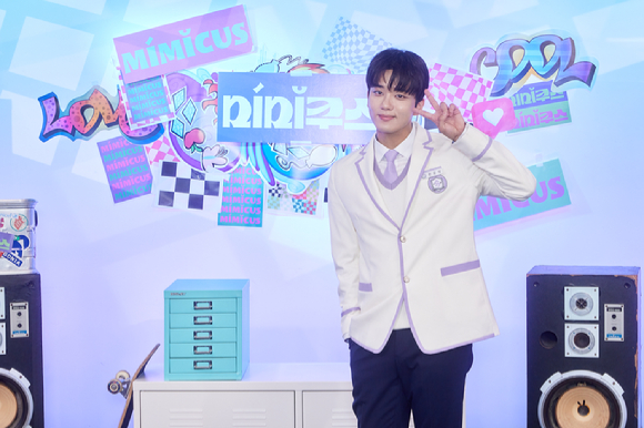 배우 유영재가 22일 온라인으로 진행된 플레이리스트 드라마 '미미쿠스' 제작발표회에 참석해 포즈를 취하고 있다. [사진=플레이리스트]