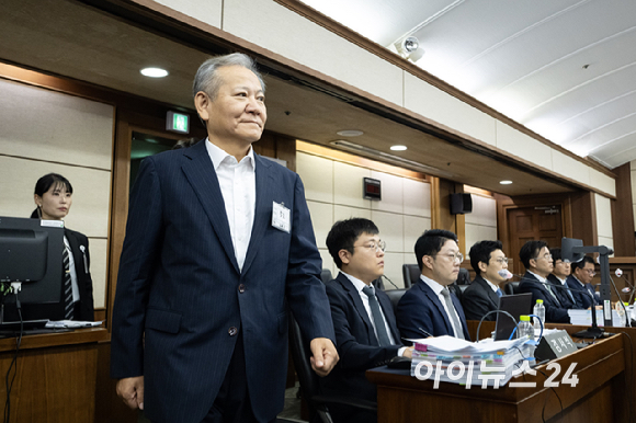 12·3 비상계엄 관련 언론사 단전·단수를 지시한 혐의로 구속기소 된 이상민 전 행정안전부 장관이 17일 오전 서울 서초구 서울중앙지방법원에서 열린 첫 공판에 출석하고 있다. [사진=사진공동취재단]