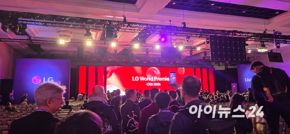 류재철 LG전자 최고경영자(CEO) 사장이 5일(현지시간) 미국 라스베이거스 만달레이베이 호텔 컨벤션센터에서 열린 'LG 월드 프리미어' 무대에서 사람과 소통하는 AI에 대해 설명하고 있다.[사진=박지은 기자]