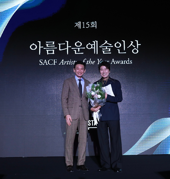 제15회 아름다운예술인상을 수상자 인순이 황기성 곽지숙 안효섭, (재)신영균예술문화재단 임원진 [사진= (재)신영균예술문화재단 ]