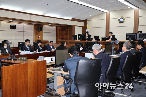 12·3 비상계엄 관련 언론사 단전·단수를 지시한 혐의로 구속기소 된 이상민 전 행정안전부 장관이 17일 오전 서울 서초구 서울중앙지방법원에서 열린 첫 공판에 출석하고 있다. [사진=사진공동취재단]