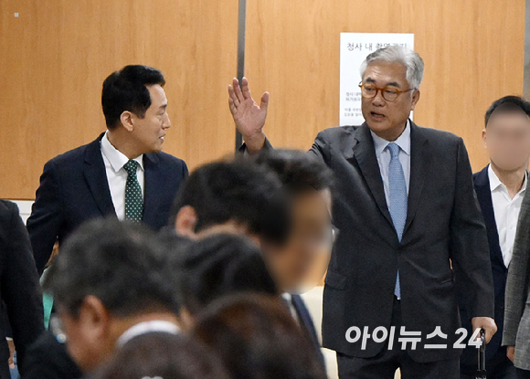 오세훈 서울시장이 21일 서울 서초구 서울고등법원에서 열린 정치자금법 위반 혐의 2심 첫 공판에 출석하고 있다. 오른쪽은 다른혐의로 법원에 출석한 정진석 전 대통령 비서실장. [사진=사진공동취재단 ]