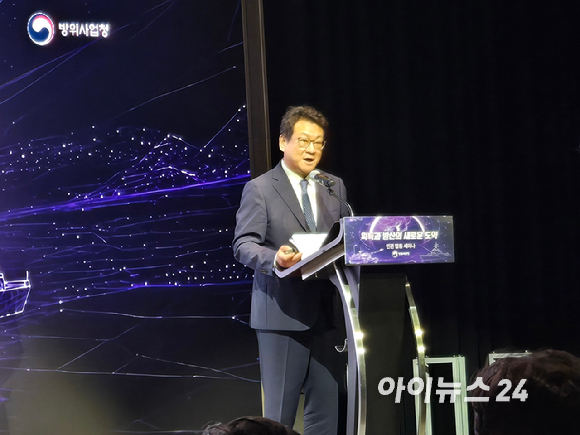 김재구 명지대 교수(전 한국경영학회장)가 19일 방위사업청 개청 20주년을 맞아 페어몬트 앰배서더 서울에서 열린 '획득과 방산의 새로운 도약 민관 합동 세미나'에서 발언하고 있다. [사진=최란 기자]