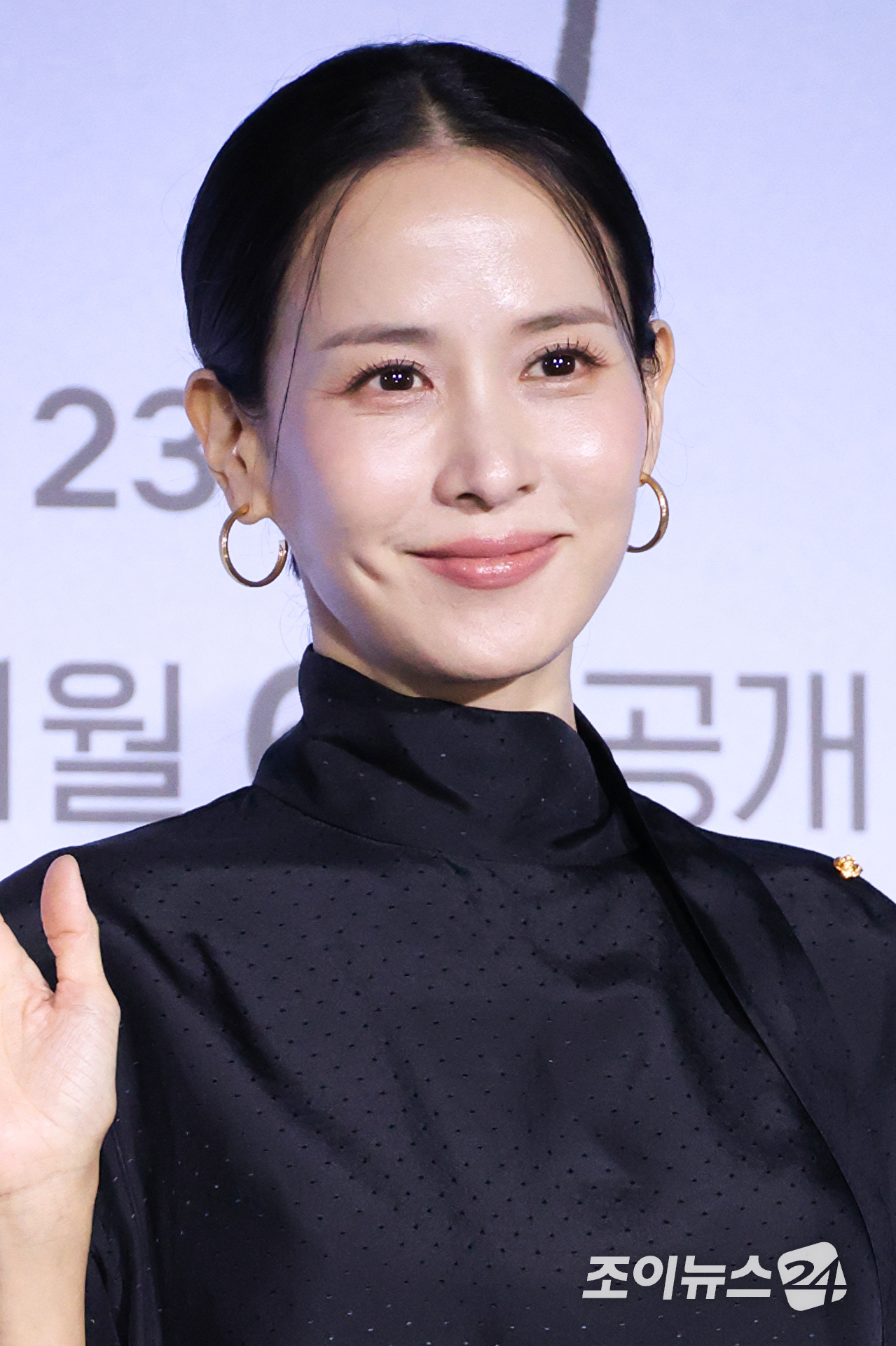 배우 조여정이 21일 서울 용산구 CGV용산아이파크몰점에서 진행된 넷플릭스 영화 '가능한 사랑'(감독 이창동) 언론시사회에 참석해 포즈를 취하고 있다. [사진=문수지 기자]