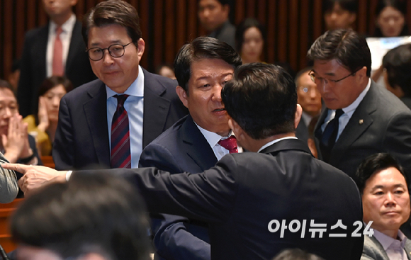 김문수 국민의힘 대선후보가 9일 서울 여의도 국회에서 열린 의원총회에서 인사말을 마친 뒤 자리에 착석하고 있다. [사진=곽영래 기자]