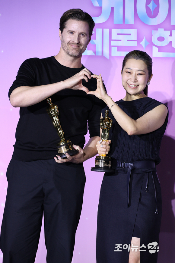 더블랙레이블 프로듀서 IDO(남희동, 이유한, 곽중규), 크리스 애플한스 감독, 매기 강 감독, 작곡가 겸 가수 이재가 1일 오후 서울 용산구 CGV 용산아이파크몰점에서 열린 넷플릭스 영화 '케이팝 데몬 헌터스' 제98회 아카데미 수상 기념 기자간담회에 참석해 포즈를 취하고 있다. [사진=문수지 기자]