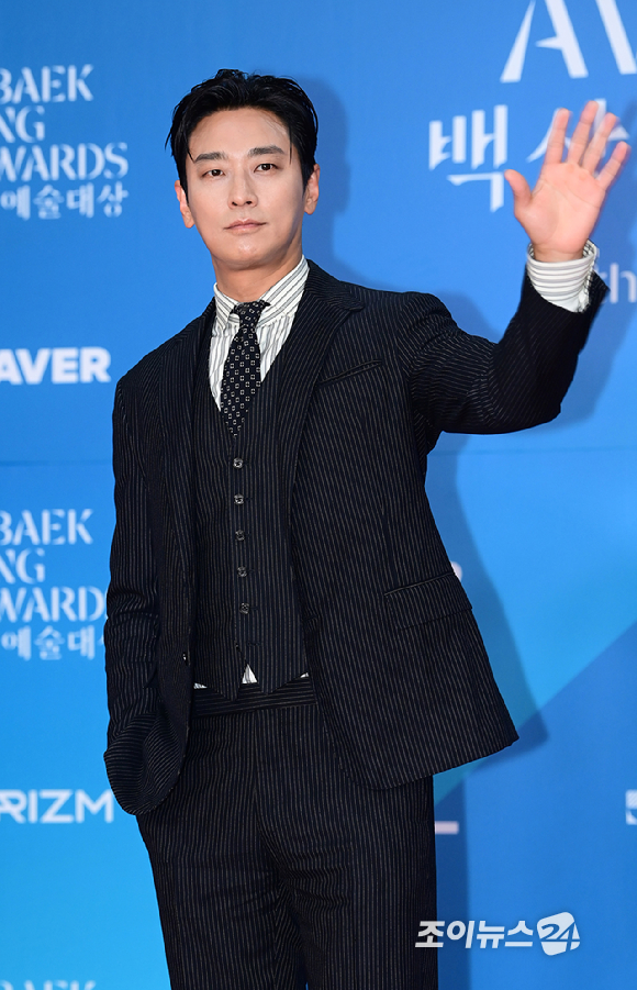 배우 주지훈이 5일 오후 서울 삼성동 코엑스에서 열린 제61회 백상예술대상 시상식 레드카펫 행사에 참석하고 있다. [사진=정소희 기자]