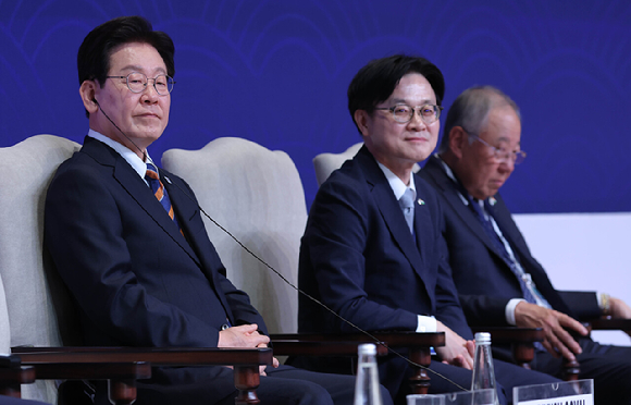 이재명 대통령이 20일(현지시간) 인도 뉴델리의 한 행사장에서 열린 한-인도 비즈니스포럼에서 참석자 발언을 듣고 있다. 왼쪽부터 이재명 대통령, 김정관 산업부 장관, 류진 한국경제인협회 회장. 2026.4.20 [사진=연합뉴스]