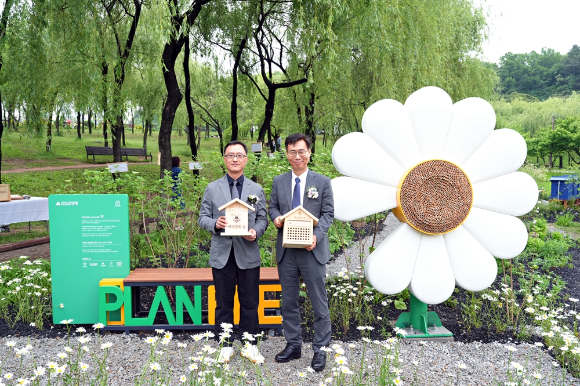 지난 5월 20일 '세계 벌의 날' 을 맞아 서울 강북구 북서울꿈의숲에서 진행된 '꿀벌 서식지' 개장식 행사 이후, 엄홍석 현대엔지니어링 커뮤니케이션실장(좌)과 이수연 서울시 정원도시국 국장(우)이 포토존에서 기념 사진을 촬영하고 있다 [사진=현대엔지니어링]