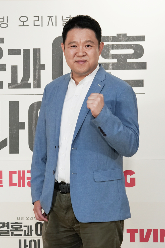 방송인 김구라가 24일 온라인으로 진행된 티빙 오리지널 '결혼과 이혼 사이' 제작발표회에 참석해 포즈를 취하고 있다. [사진=티빙]