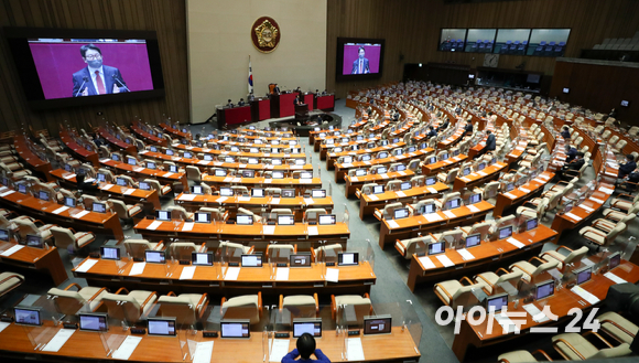 권성동 국민의힘 원내대표가 27일 서울 여의도 국회에서 '검수완박'(검찰 수사·기소권 분리) 처리를 위해 열린 본회의에서 필리버스터(무제한 토론)를 하고 있는 가운데 더불어민주당 의원들의 자리가 비어있다. [사진=김성진 기자]