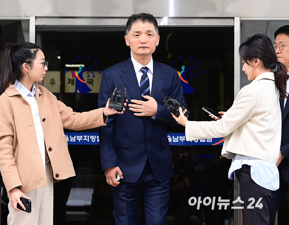 SM엔터테인먼트 시세 조종 혐의를 받고 있는 김범수 카카오 창업주 겸 경영쇄신위원장이 21일 오전 열린 1심 선고공판에서 무죄를 받고 법원을 나서고 있다. [사진=정소희 기자]