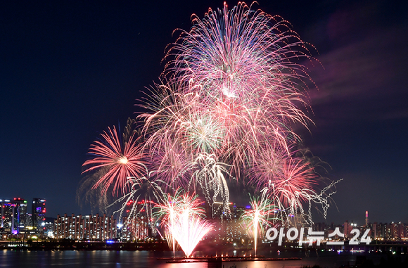 5일 밤 서울 여의도 한강공원에서 열린 '서울세계불꽃축제 2024' 에서 화려한 불꽃들이 밤 하늘을 수놓고 있다. [사진=곽영래 기자]