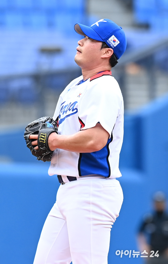 7일 일본 가나가와현 요코하마 스타디움에서 2020 도쿄올림픽 야구 한국과 도미니카공화국의 동메달결정전이 펼쳐졌다. 한국 오승환이 8회초 1사 2루 도미니카 미에세스에게 2점 홈런을 허용한 후 아쉬워하고 있다.