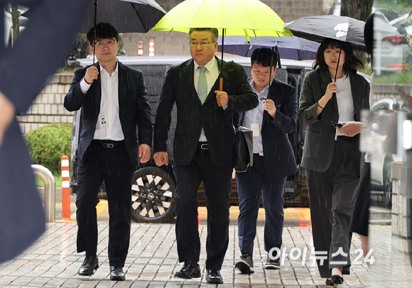 직권남용권리행사방해 혐의를 받는 유병호 감사위원이 구속 전 피의자 심문(영장실질심사)을 위해 20일 서울 서초구 서울중앙지방법원에 출석하고 있다. [사진=사진공동취재단 ]