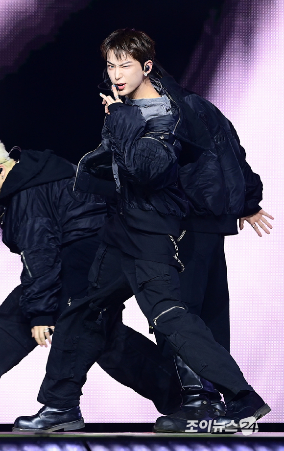 그룹 앤팀 하루아가 28일 오후 서울 용산구 한남동 블루스퀘어에서 열린 &TEAM(앤팀) 한국 데뷔 앨범 미니 1집 'Back to Life'(백 투 라이프)발매 기념 쇼케이스에 참석해 멋진 무대를 선보이고 있다. [사진=정소희 기자]