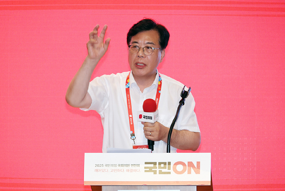 국민의힘 송언석 원내대표가 29일 인천국제공항공사 항공교육원에서 열린 2025 국민의힘 국회의원 연찬회에서 마무리 발언을 하고 있다. [사진=연합뉴스]