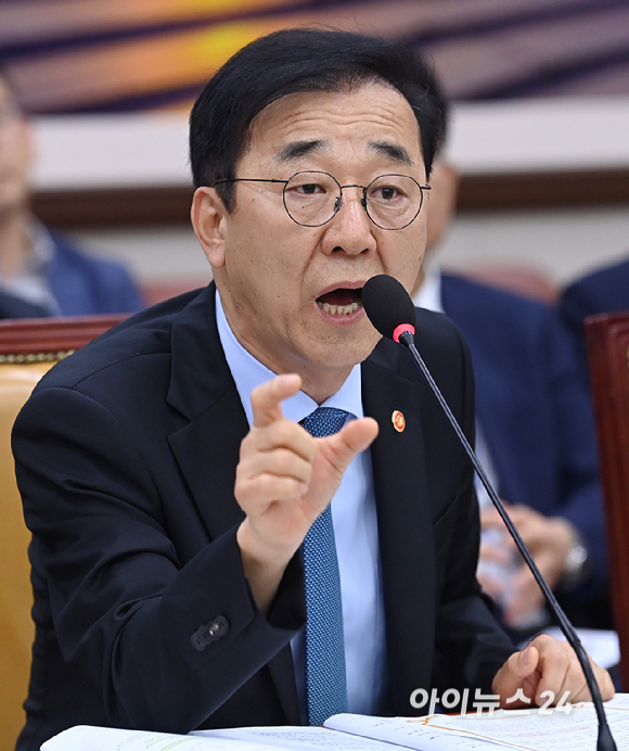 김윤덕 국토교통부 장관이 20일 국회 국토교통위원회에서 열린 GTX-A 삼성역 공사 현장 철근 누락 관련 현안 질의에서 의원 질의에 답변하고 있다. [사진=곽영래 기자]