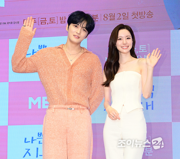 배우 김재중과 진세연이 2일 오전 서울 마포구 스탠포드호텔에서 열린 MBN 새 금토드라마 '나쁜 기억 지우개' 제작발표회에서 포즈를 취하고 있다. [사진=정소희 기자]