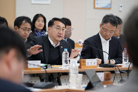 김인호 산림청장이 23일 전국 5개 지방산림청의 업무 추진계획을 점검하고 &lsquo;지방산림청 업무보고 토론회&rsquo;를 주재하고 있다 [사진=산림청]