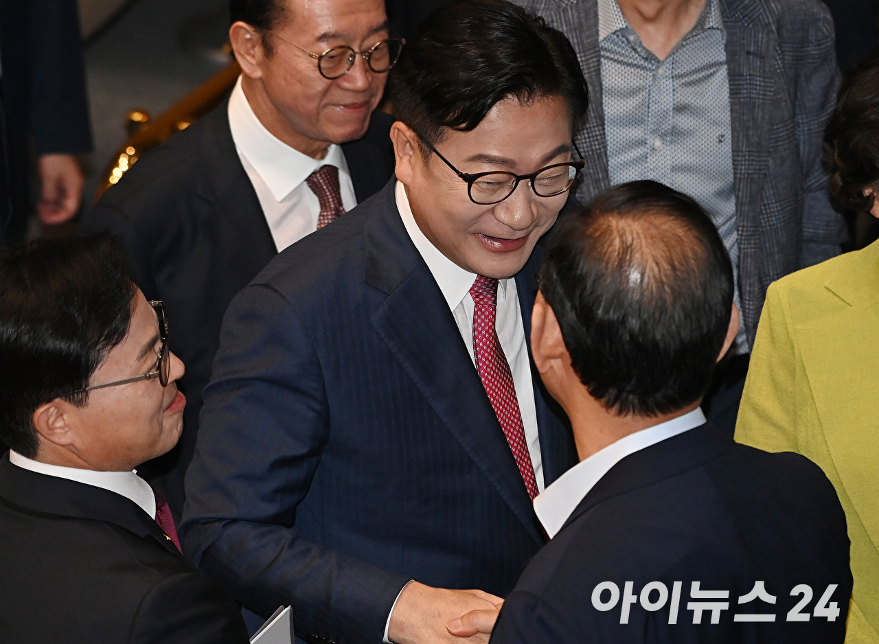 정점식 국민의힘 원내대표가 8일 국회에서 열린 정기국회 제4차 본회의에서 교섭단체 대표 연설을 마친 뒤 의원들과 악수하고 있다. [사진=곽영래 기자]