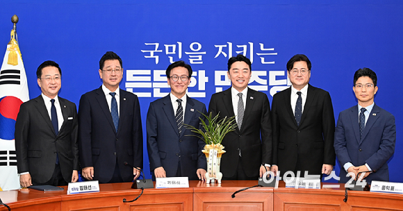 김민석 더불어민주당 신임 당대표가 18일 서울 여의도 국회에서 강훈식 대통령 비서실장과 홍익표 청와대 정무수석을 접견해 기념촬영을 하고 있다.(왼쪽부터) 박성준 수석대변인, 김태선 당대표 비서실장, 김민석 신임 당대표, 강훈식 대통령실 비서실장, 홍익표 청와대 정무수석, 정을호 청와대 정무비서관. [사진=곽영래 기자]