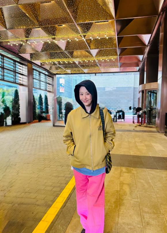 &apos;54세&apos; 고현정, 핫핑크 바지를 소화하네...센스 폭발한 일상룩