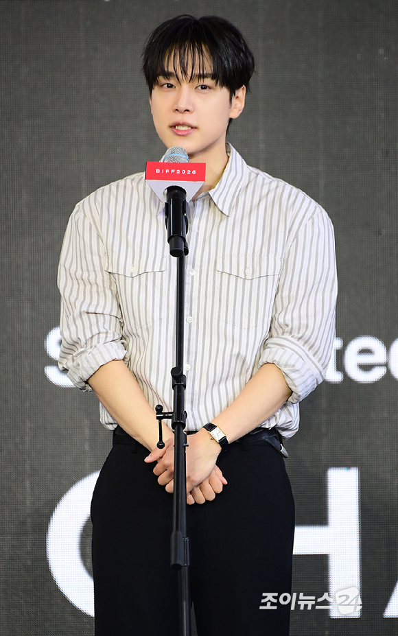 배우 강유석이 8일 부산 해운대구 영화의전당에서 열린 제31회 부산국제영화제 '최종면접' 야외 무대인사를 갖고 있다. [사진=정소희 기자]