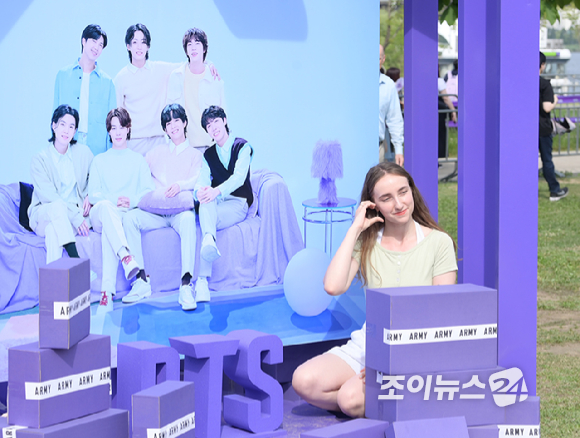 17일 서울 영등포구 여의도 한강공원에서 열린 방탄소년단 데뷔 10주년 FESTA @여의도(BTS 10th Anniversary FESTA @Yeouido)에 참석한 글로벌 팬이 기념촬영을 하고 있다. [사진=정소희 기자]