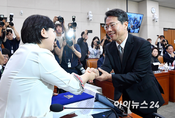 김승원 법무부 장관 후보자가 15일 서울 여의도 국회 법제사법위원회에서 열린 인사청문회에서 서영교 위원장에게 선서문을 제출하고 있다. [사진=곽영래 기자]