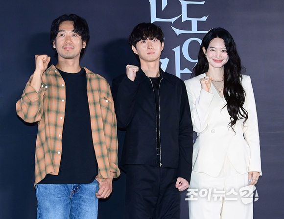 배우 김남희-염지호 감독-배우 신민아가 15일 서울 용산 CGV 아이파크몰에서 열린 영화 '눈동자'(감독 염지호) 언론시사회에 참석하고 있다. [사진=정소희 기자]
