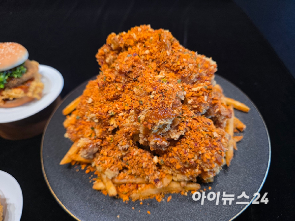 맘스터치가 22일 후덕죽 셰프 컬렉션 2차 신메뉴를 출시한다. [사진=구서윤 기자]