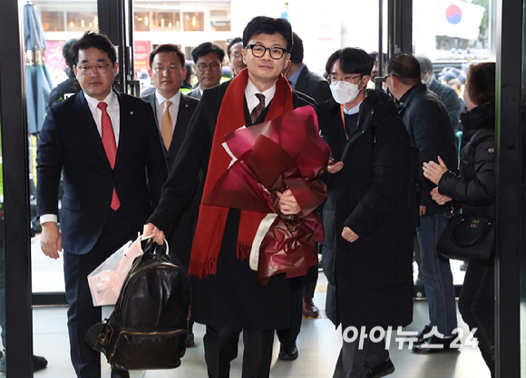 한동훈 국민의힘 비상대책위원장이 26일 여의도 당사에서 열리는 취임식을 위해 입장하고 있다. [사진=곽영래 기자]