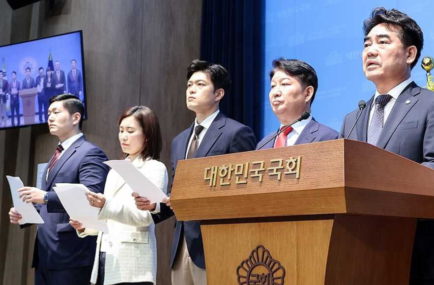 국민의힘 장동혁 당대표와 정점식 원내대표 등 지도부가 11일 서울 여의도 국회에서 열린 최고위원회의에 참석하고 있다. [사진=곽영래 기자]