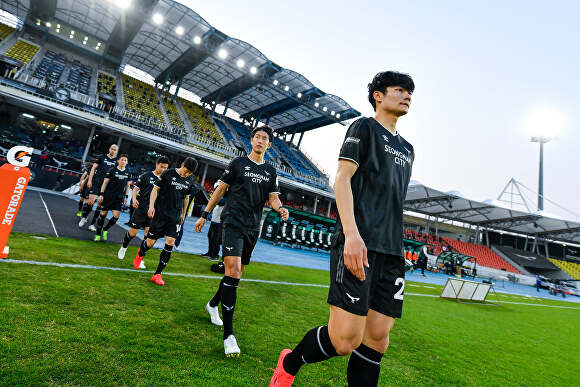 K리그 경기에서 성남FC 선수들이 입장하고 있다. [사진=성남시청]
