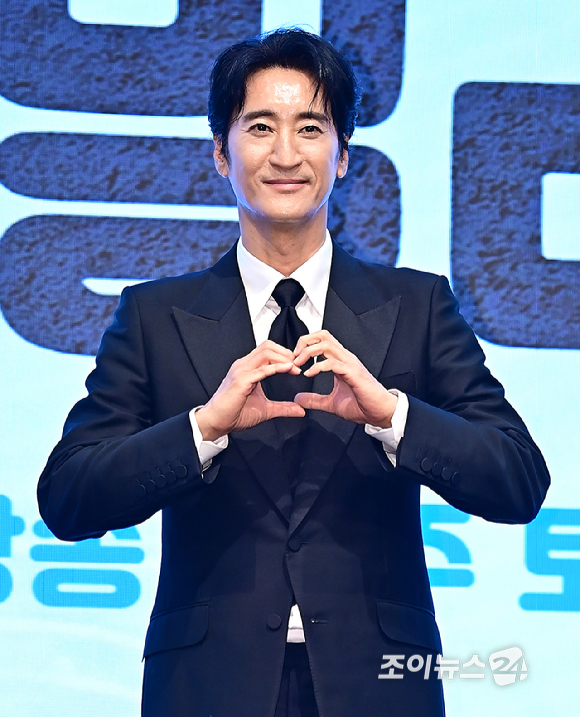 배우 신현준이 25일 오후 서울 구로구 더세인트에서 열린 KBS 2TV 새 주말드라마 '다리미 패밀리' 제작발표회에서 포토타임을 갖고 있다. [사진=곽영래 기자]