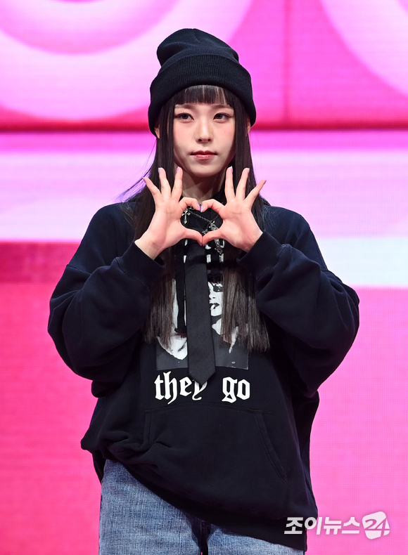 그룹 엔믹스(NMIXX) 규진이 20일 오후 서울 광진구 예스24라이브홀에서 열린 첫 번째 미니앨범 '엑스페르고'(expergo) 발매 기념 쇼케이스에서 포즈를 취하고 있다. [사진=김성진 기자]