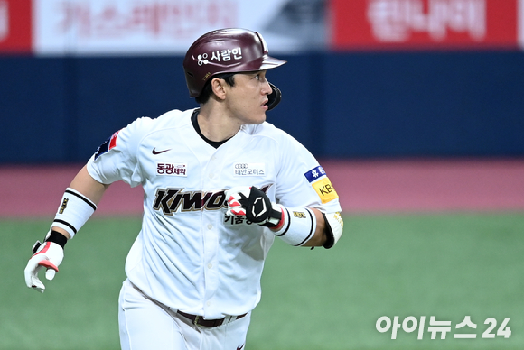 키움 히어로즈는 24일 KIA 타이거즈에 박동원(포수, 사진)을 보내고 대신 김태진(내야수)과 신인 지명권, 현금 10억을 받는 트레이드를 단행했다. 그러나 KBO는 해당 트레이드에 일단 제동을 걸었다. [사진=김성진 기자]