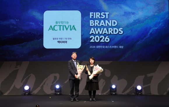 홍영선(오른쪽) 풀무원다논 대표가 '2026 대한민국 퍼스트브랜드 대상' 시상식에서 올해 처음 신설된 그릭요거트 부문 1위에 선정된 '풀무원요거트 그릭'으로 대상을 수여 받았다. [사진=풀무원다논]