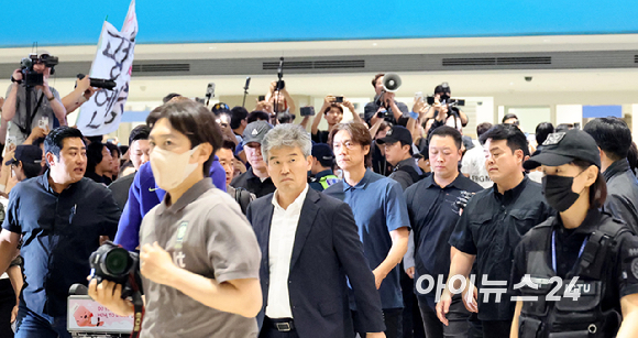 북중미월드컵 조별예선 탈락한 축구대표팀 홍명보 전 감독이 30일 오전 인천공항 제2청사를 통해 귀국하고 있다. [사진=곽영래 기자]