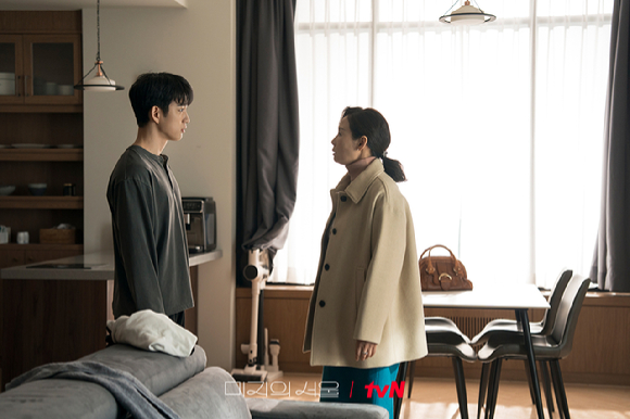 갓세븐 멤버이자 배우 박진영이 tvN 토일드라마 '미지의 서울' 인터뷰에 앞서 포즈를 취하고 있다. [사진=BH엔터테인먼트]