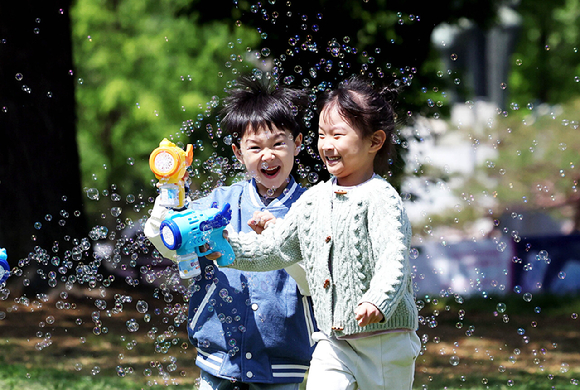 어린이날을 하루 앞둔 4일 광주 북구 용봉동 전남대학교 캠퍼스에서 북구청직장어린이집 아이들이 비눗방울 놀이를 하며 즐거워하고 있다. 2026.5.4 [사진=광주 북구 ]