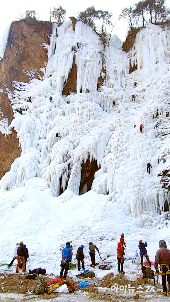 4일 오전 강원도 인제군 용대리 매바위 빙장에서 클라이머들이 빙벽등반을 즐기고 있다. [사진=정소희 기자]